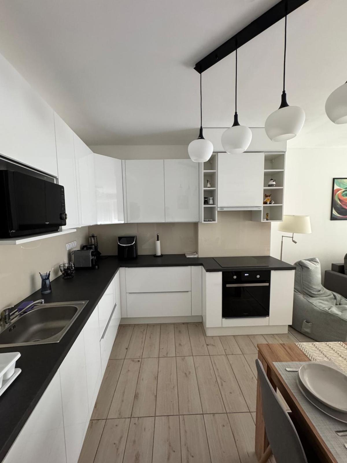 Elite Skyview Escape -bright, Modern, Free Parking Apartment *